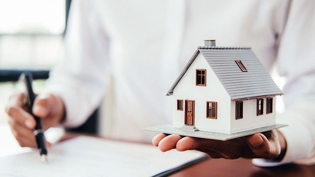 découvrez nos solutions d'assurance habitation adaptées à vos besoins. protégez votre foyer et vos biens des imprévus grâce à une couverture complète et accessible. obtenez un devis rapide en ligne et comparez les offres.