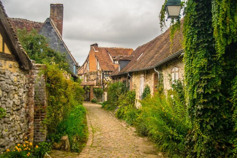 découvrez les plus beaux villages pittoresques de la moselle : ruelles fleuries, maisons à colombages et patrimoine authentique pour un séjour plein de charme au cœur de la lorraine.
