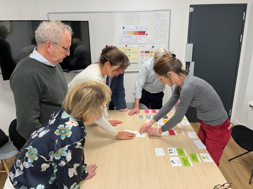 découvrez pourquoi les assurances auto et habitation vont augmenter en 2026, en lien avec les risques climatiques croissants. anticipez les changements pour mieux protéger vos biens.