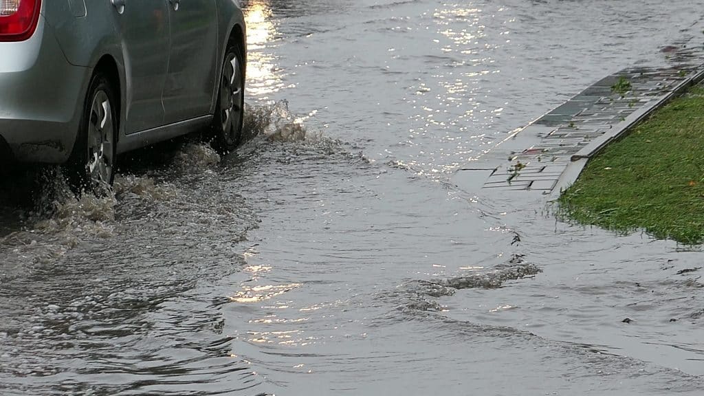 découvrez comment la hausse des coûts des assurances impacte les ménages face aux risques d'inondations et quelles solutions envisager pour mieux se protéger.
