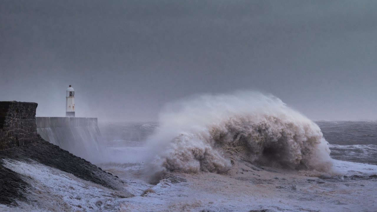 découvrez l'impact économique des tempêtes nils et pedro, avec des coûts estimés à 1,2 milliards d'euros.