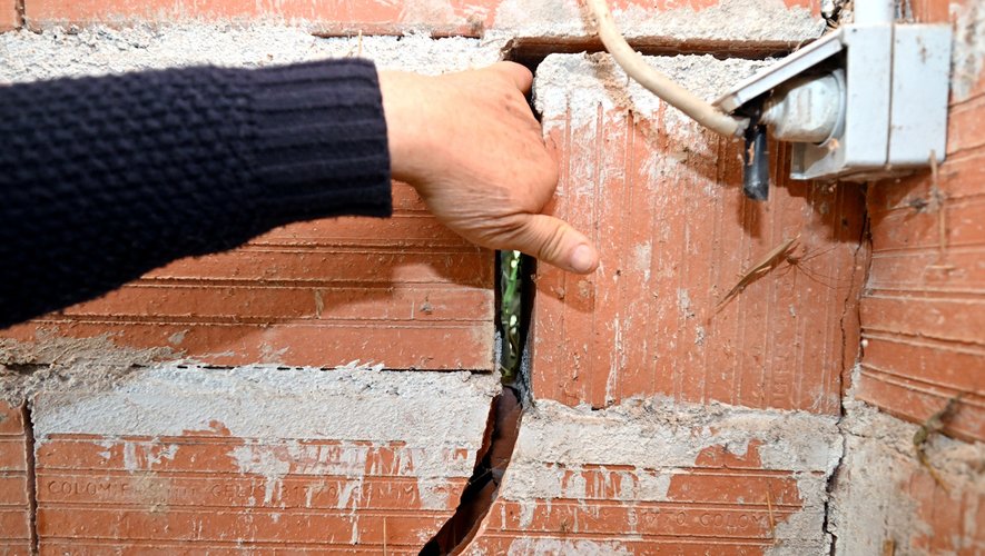 découvrez pourquoi 125 000 maisons dans le puy-de-dôme sont exposées au risque de fissures et les mesures à prendre pour protéger votre habitation.