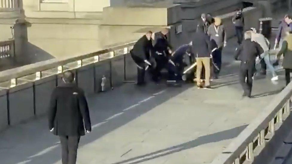 découvrez comment repérer et éviter les abonnements invisibles qui vident votre compte sans que vous ne vous en rendiez compte.